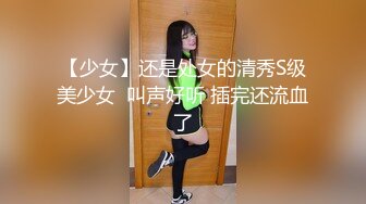 趴墙偷窥邻居放假回家的女儿洗澡 动作有点大被发现了