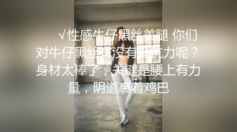 《极品CP魔手外购》集体公寓女厕双机位全景偸拍各种学生和上班族小姐姐方便，逼脸同框全身有美女有美逼 (11)