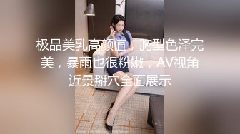   儿子带个帅哥和妈妈一块户外大树下玩3P 一前一后干翻骚妈