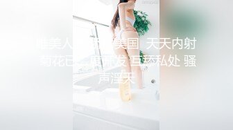 商场女厕偷拍 破洞牛仔裤美女的小黑B 一边抽烟一边玩手机