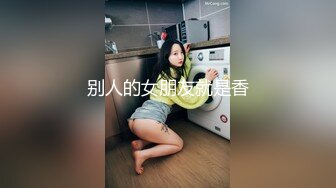 Ria 久留美她被带走了，把自己推到了边缘，同时从棒棒糖上舔了她自己的阴道汁！