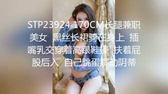 淫荡反差小女仆 极品美少女穿上可爱女仆装服务金主爸爸，振动棒紫薇爽的尿屁不停，娇小身材被爸爸抓紧双手后入