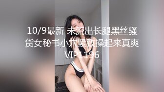 好身材性感美女在豪宅客厅沙发上自慰