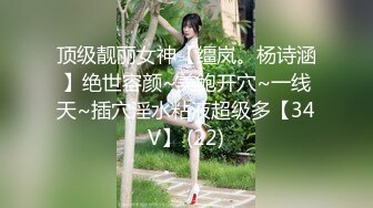 小美女粉嫩的奶子好诱人，自己抠逼好骚