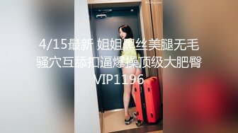 健身房厕所尿尿听到隔壁厕间有奇怪的声音意外偷拍到教练和女学员在里面嘿哟简直就是活春宫