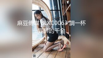 大神男扮女装进入女澡堂偷拍俩妹子光着白花花的屁股在称体重,妹子还说又长肉肉了