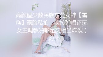 翻译小玲珑女神，性感颜值黑丝袜，做爱姿势随意切换，享受性乐趣，’给大哥们看看逼，我去拉个尿‘！