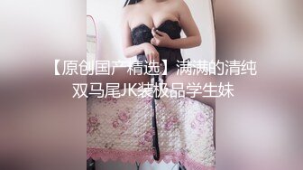 大奶熟女妈妈 最爱坐在大鸡吧上自己驾驶 骑马的感觉 鸡吧在骚逼里上下抽动欲罢不能 回味无穷 屁屁真大 鲍鱼真肥