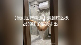 ❤️淫靡婚纱❤️绿帽贡献妻子给别人玩，穿着婚纱被单男拽着头发肏，自己只能看着老婆被内射撸 极度淫骚