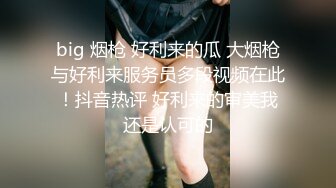 清纯眼镜双胞胎妹子今天一人在家自慰，撩起吊带背心露贫乳，特写假屌骑乘抽插