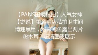 苏妲己姐妹眼镜大奶妹子两女一男双飞，摸奶口交高跟鞋椅子上骑坐两个妹子换着操