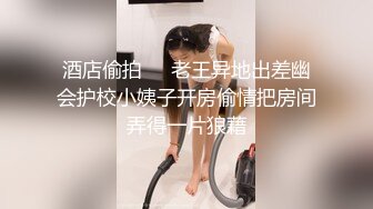   三男两女激情5P玩弄骚嫩的妹子，全程露脸小骚货给大哥一起交大鸡巴，让小哥揉奶抠逼