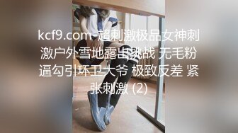 变态偷拍牛人闯入女厕手持拍摄美女们尿尿,还猛闻女神换下来的卫生护垫,说真香,最后用来撸一发