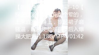 【新片速遞】带着眼镜的妹子在家里了自慰，露脸特写小蝴蝶逼，换个角度展示美鲍鱼