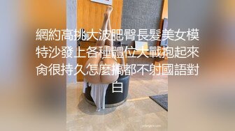 美女3P 身材娇小 小贫乳 被两哥们轮流交换着操 最后拔枪狂射