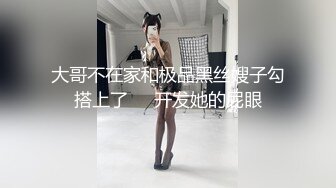 母女情深露脸一起大秀给狼友看，情趣丝袜装连奶子上的纹身都一样，吃奶玩逼双头道具抽插，淫声荡语不要错过