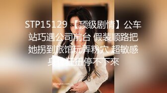 夢心玥 潔白多姿的露背連衣裙 勾勒出高挑曼妙身姿