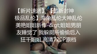 妻子被两个男人前插后操，绿帽在一旁舔老婆的脚，看着两个陌生的男人操自己的老婆