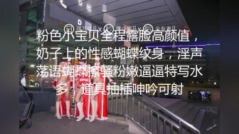  骚货女神丰满性感身材穿上情趣服饰COS 约到酒店趴在床上 前凸后翘大长腿