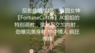 【家庭摄像头破解】其乐融融的一家三口在客厅看电视，美丽风韵妻子在喂奶，百看不厌的少妇！