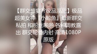 大神网红打卡地尾随偷拍 美女裙底风光短裙coser靓女。白色窄内漏出几根毛.