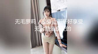  极品圆润美臀小少妇居家夫妻啪啪，跪着按头深喉插嘴，开档黑丝翘起大屁股后入