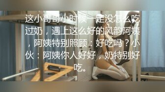 公共厕所女厕内盗摄偷拍，极品美腿黑丝服务员，最后一个妹子太纯了，厕所门没有反锁，只能一边拉绳关门一边放水