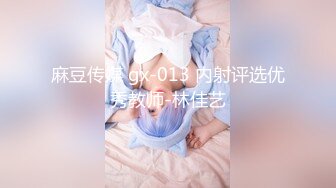 熟女少妇水晶道具深插白虎穴，掰开大腿来回进出虎穴，淫水很多呻吟不止