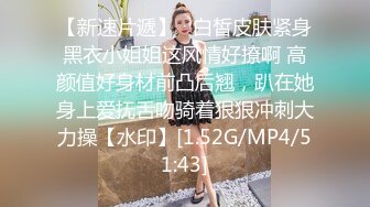    骚货女邻居，撅起屁股在客厅等着我后入，干净的身体却如此下贱