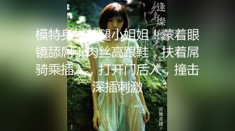 网红女神道具自慰，翘起美臀玻璃杯后入，深插到底，抚摸小穴揉搓