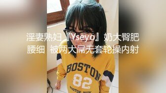 公交车站抄底不穿内裤的超短裙美女真心让人按捺不住啊