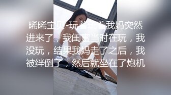 风情小少妇露脸伺候两个大鸡巴，一个拍一个草，让小哥压在身下多体位蹂躏抽插，床头爆草嘴里还塞鸡巴射屁股