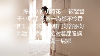 炎炎夏日，卷毛小夥到女同學家做客，吃個西瓜，趁妹子父母不在，按在沙發上啪啪