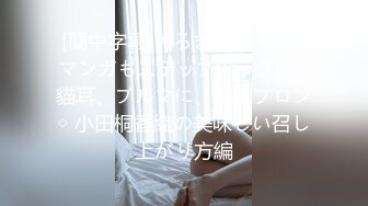 白裙T裤美女专心玩手机勒紧逼缝里