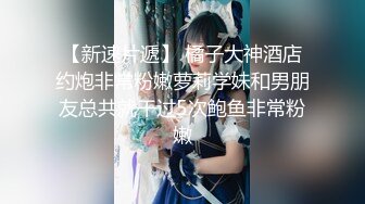 娃娃音超清纯金发萝莉萌妹，撩起衣服揉捏奶子，振动棒特写抽插粉穴，超级嫩进进出出，高潮搞得小穴很湿