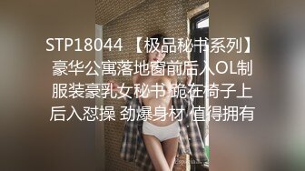 大奶骚妹夜晚驾车和炮友户外车震，摇下车窗掏出奶子呻吟，路边退下衣服深喉口交，后座骑乘猛操回家再继续操