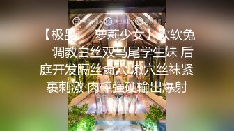 金发小妞躺着享受被鸡巴射一脸