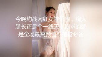  骚货老婆巨无霸自慰，老公的小鸡巴已满足不了需求，老公手拿假屌帮忙插！