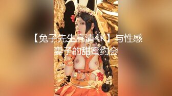 廋廋猥琐男酒店约操极品女神，牛仔短裙顶级美臀，细腰翘起屁股后入，上位骑乘上下套弄，操的太爽美女很享受