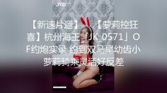  超极品的妞子，天然大奶子听大哥指挥穿上性感的黑丝让大哥爆草抽插，淫水多多骚逼特写展示