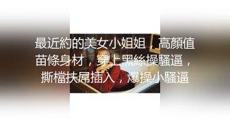 【新片速遞】   熟女阿姨 被老头三洞全开 无套输出 骚逼 菊花 嘴巴轮着插 不过瘾还要双手捅双洞 爽到狂喷尿 都喷到房顶了 