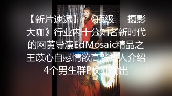 颜值少妇人间水蜜桃露脸镜头前卖弄风骚还跟狼友玩着手机视频，大黑牛自慰骚逼揉奶子呻吟感觉好刺激